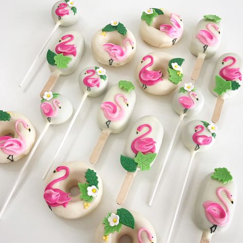 Flamingo Cakesicles, Flamingo Cakes, Animals Cookies, Lets Flamingle, Beautiful Cake Pictures, Flamingo Birthday Cake, Cake Popsicles, Flamingo Cupcakes, Pink Flamingo Party