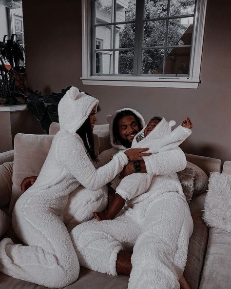 Cute Family Pictures, Rich Couple, Black Motherhood, Mommy And Baby Pictures, Small Kitchen Design, Family Black, Home Decor Aesthetic, Future Mommy, Mommy Goals