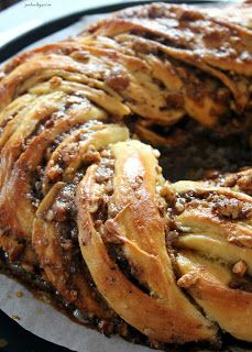 Bohemian Breads, Yeast Desserts, Pecan Babka Recipe, Cinnamon Pecan Bread, Babka Bread Recipe, Babka Buns, Babka Monkey Bread, Cinnamon Babka Recipe Easy, Cinnamon Pecan Babka