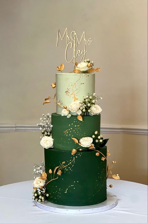 Emerald Wedding Cake, Wedding Cake Emerald Green, Green Quinceanera Theme, Emerald Green Wedding Theme, Hunter Green Wedding, White And Gold Wedding Cake, Quince Cake, Green Gold Weddings, Dark Green Wedding