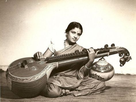 M. S. Subbulakshmi Biography - Childhood, Family, Life History & Contribution to Music Veena Instrument, Ms Subbulakshmi, Indian Musical Instruments, Indian Classical Music, Classical Musicians, Antique Portraits, Vintage India, Indian Music, Indian Photoshoot