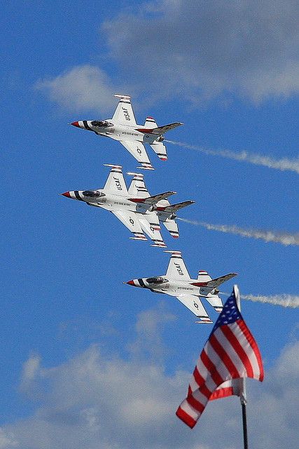 Usaf Thunderbirds, Military Uniforms, Ww2 Aircraft, Military Heroes, United States Air Force, Blue Angels, Us Air Force, Disney Crafts, Air Show