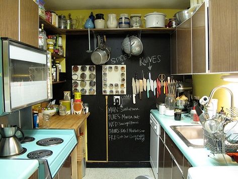 10 Well-Designed Windowless Kitchens Windowless Kitchen, Food In Jars, Jars Kitchen, Whiteboard Wall, Kitchen Chalkboard, Blackboard Wall, Canning Tips, Chalk Wall, Organized Chaos