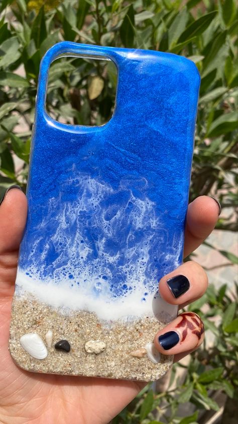 Phone Cover Painting Diy, Mobile Cover Decoration, Resin Phone Cover, Phone Cover Painting, Resin Techniques, Diy Resin Gifts, Beach Activity, Resin Gifts, Cover Painting