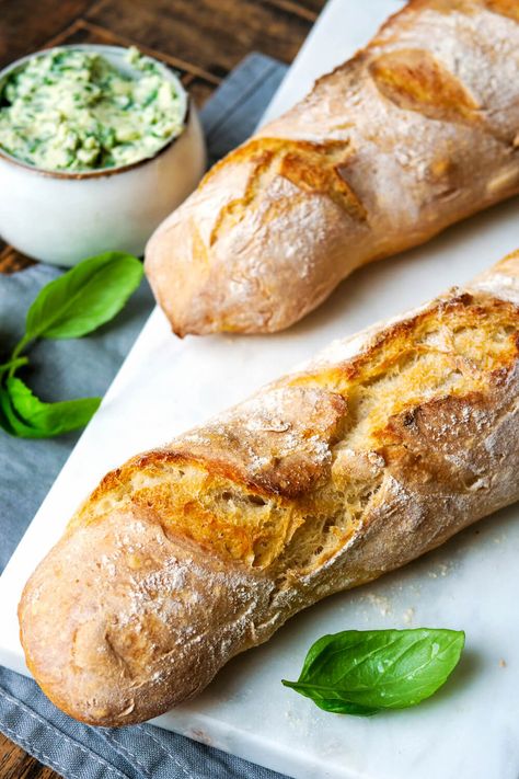 Mit diesem Rezept und 4 Zutaten gelingt dir Baguette wie in Frankreich. Jetzt alle Tipps sichern und bestes Baguette backen! Sandwich Baguette, Bread Bun, Buddha Bowl, Weight Watchers, Pesto, Parmesan, Clean Eating, Dip, Sandwiches