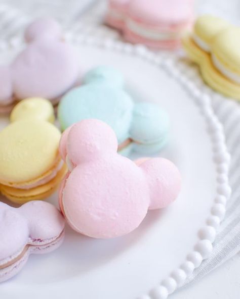 Vintage Disney Party Favors, Minnie Bakery Party, Pastel Minnie Mouse Cake, Pastel Disneyland Birthday, Disneyland Party Centerpieces, Pastel Minnie Mouse Party, Mickey Macarons, Pastel Disney Party, Disney First Birthday Girl