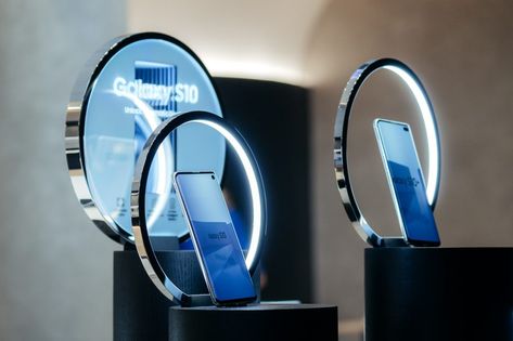 Celebrate 10 Years of Galaxy at Samsung’s New Experiential Retail Locations - Samsung US Newsroom Experiential Retail, Podium Design, Retail Design Display, Packaging Template Design, Phone Display, Event Display, Smart Ring, Pos Display, Store Interiors