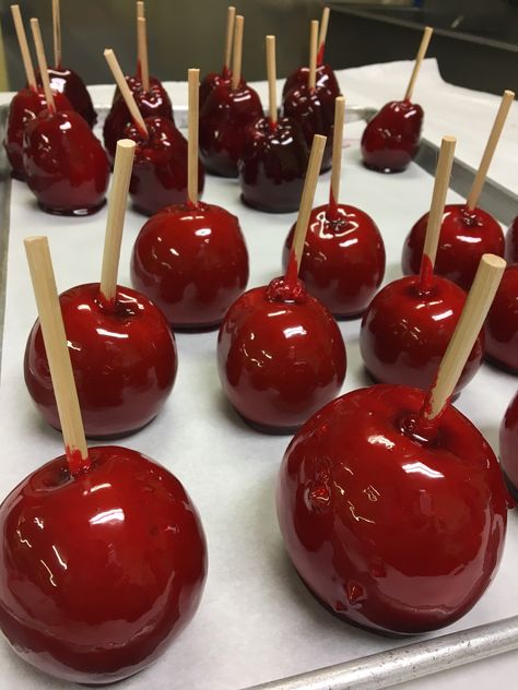 Candy Apples Gourmet Candy Apples, Toffee Apples, Candy Apple Recipe, Apple Candy, Homemade Ham, Gourmet Apples, Cinnamon Candy, Gourmet Candy, Toffee Apple