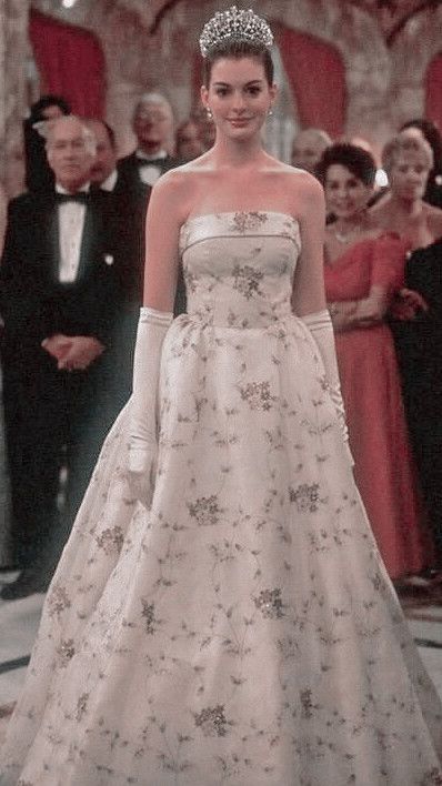 Princess Diaries Dress Gowns, Princess Diaries Dress, Mia Thermopolis, Princess Diaries, Looks Street Style, Disney Channel, Strapless Wedding Dress, Strapless Dress Formal, Street Style