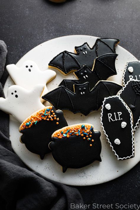 Flooded Halloween Cookies, Halloween Cookies Royal Icing Recipe, Caldron Halloween Cookies, Spider Cookies Royal Icing, Halloween Cookies And Cupcakes, Halloween Cookies With Royal Icing, Mummy Cookies Royal Icing, Frosted Halloween Cookies, Ghost Halloween Cookies