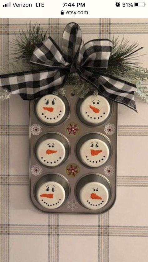 Crafts With Coffee Cup Lids, Old Cupcake Pan Crafts, Christmas Muffin Tin Craft, Muffin Tin Crafts Ideas, Muffin Tin Crafts, Homade Christmas Ornaments, Diy Christmas Hats, Snowmen Ideas, Bread Pans