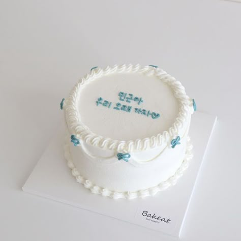 Blue And White Cake Design, Korea Cake, Cake For Boyfriend, Vintage Birthday Cakes, Friends Cake, Basic Cake, Korean Cake, Simple Cake Designs, Funny Birthday Cakes