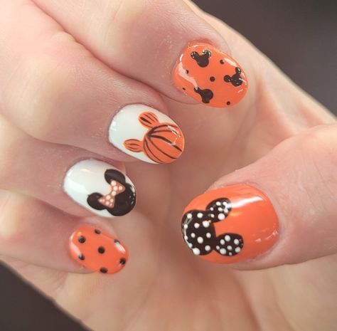 Mickey Pumpkin Nail Art, Mickey On Nails, Disney Halloween Nails 2023, Disney World Nails Halloween, Pumpkin Mickey Nails, Disney Halloween Manicure, Mickey Mouse Inspired Nails, Simple Halloween Disney Nails, Minnie Halloween Nails