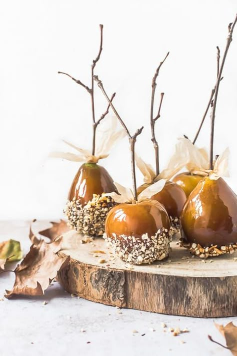 Toffee apples and pears make the perfect Halloween and bonfire night treat. Dipped in toffee and then crushed pretzels or hazelnuts , this fruity snack will be both kids and adults favourite snack! By Emma Duckworth Bakes Bonfire Night Treats, Crunchy Fruit, Toffee Dip, Bonfire Night Food, Toffee Apples, Fruity Snacks, Homemade Toffee, Apple Cider Caramels, Fall Snacks