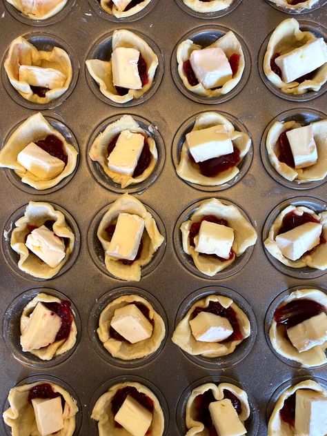 Mini Baked Brie In Puff Pastry, Baked Bree In Puff Pastry, Puffy Pastry Appetizers, Puff Pastry Brie Bites, Brie Cheese Puff Pastry, Brie Bites Puff Pastry, Cranberry Brie Puff Pastry, Baked Brie Honey, Puff Pastry Cups