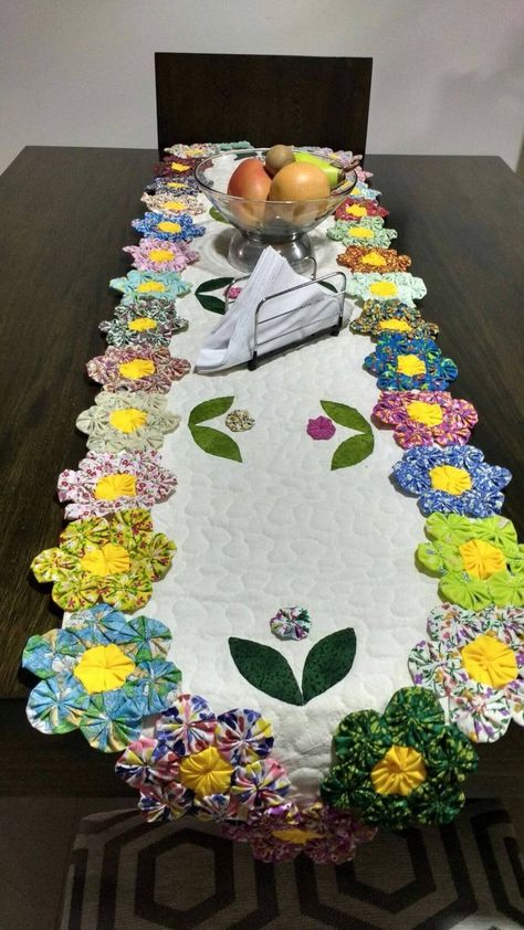 13 Ideas de caminos de mesa hechos con flores de retazos de tela Free Patterns Knitting, Crochet Runner, Advanced Sewing Projects, Crochet Gift Ideas, Hexagon Quilt Pattern, Crochet Placemat, Diy Placemats, Silk Ribbon Embroidery Patterns, Christmas Fabric Crafts