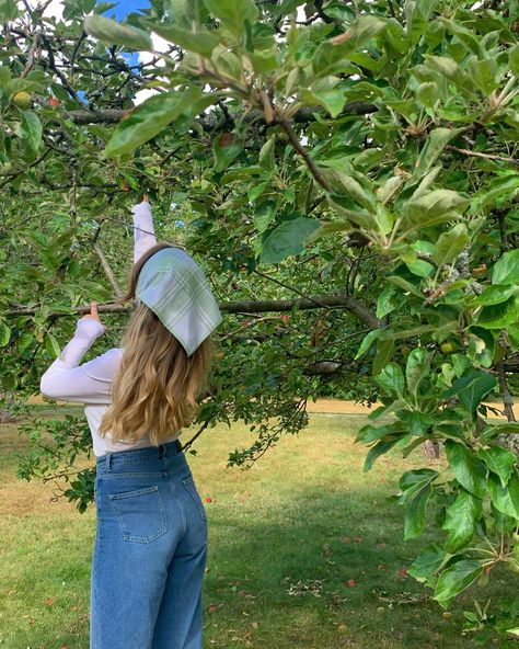 Nature Girl Aesthetic, Cottagecore Life, Pose Fotografi, Apple Picking, Pose Reference Photo, Nature Girl, Summer Pictures, Photo Instagram, Vintage Summer