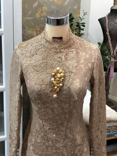 Kebaya Gold Hijab, Kebaya Simple, Kebaya Bridesmaid, Kebaya Brokat, Kebaya Muslim, Hijab Style Casual, Couture Gowns, Traditional Dress, 2000s Fashion