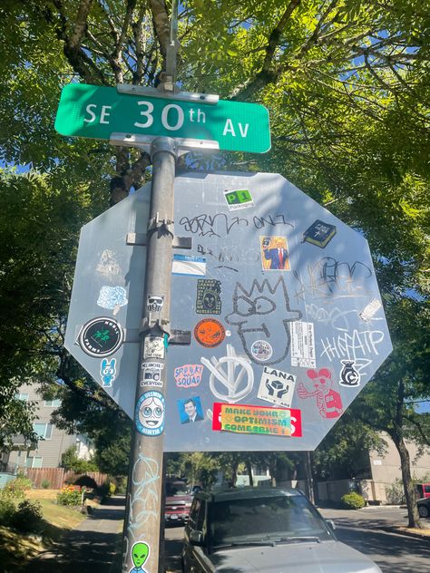 Stop sign graffiti aesthetic Stop Sign Bedroom, Stop Sign Graffiti, Street Signs Aesthetic, Stop Sign Aesthetic, Surfaces Art, Skater Wallpaper, Street Sign Art, Graffiti Aesthetic, Art Assessment