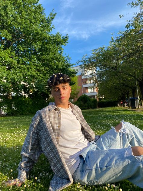 I sat down at a field of daisies with my beige flannel jacket and blue baggy jeans in spring at golden hour. I also put daisies in my hair lol. Beige Flannel Outfits Men, Daisies Aesthetic, Summer Flannel, Flannel Outfits Men, Flannel Men, Flannel Outfits, Mens Flannel, Mens Fashion Inspiration, Outfits Men