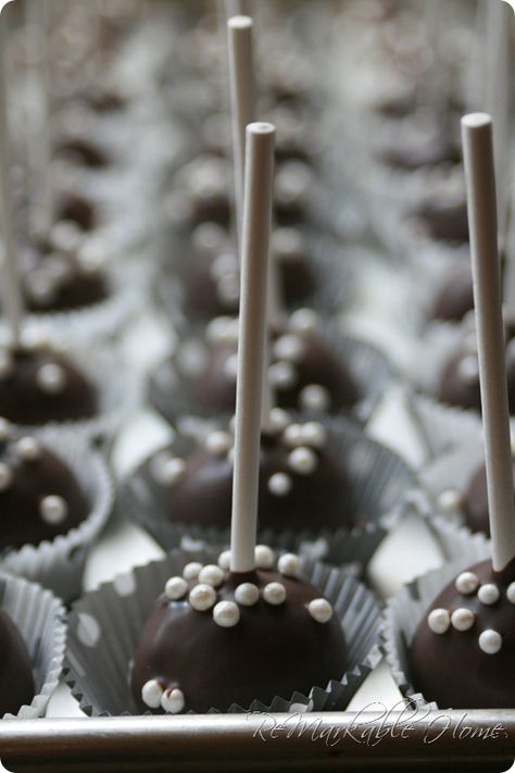 Oreo truffles, want these but whole oreos dipped in melted mints and on a stick with the pearl sprinkles. Truffle Balls, Oreo Truffle, Oreo Cake Pops, Oreo Balls, Nutter Butter Cookies, Mini Bites, Dessert Bites, Cake Pop Recipe, Oreo Truffles