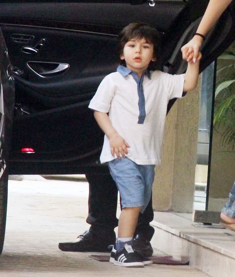 Taimur Ali Khan, Babies Fashion, Kids Dress Boys, Cute Luggage, Zee News, Kids Diary, Ali Khan, Kareena Kapoor