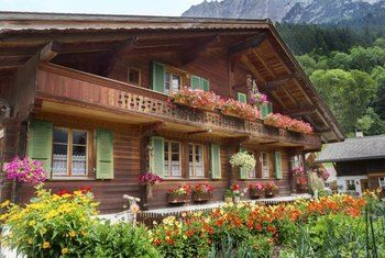 Swiss Chalet Exterior, Stone And Wood House, Swiss Ski Chalet, Swiss Decor, Chalet Plans, Switzerland House, Chalet Exterior, Chalet Style Homes, Swiss Ski