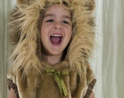 How to Make a Lion Mane Headband | eHow.com Cowardly Lion Costume, Diy Unicorn Headband, Lion's Mane Jellyfish, Lion King Costume, Lion Games, Peacock Wreath, Jungle Lion, Lions Mane, Lion Costume