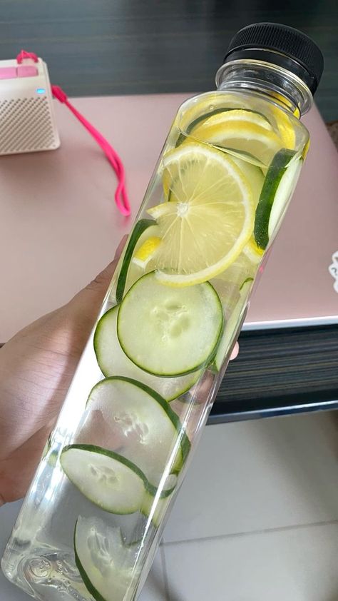 Lemon And Cucumber Water Benefits, Cucumber In Water, Water Cucumber Lemon, Cucumber And Lemon Water, Lemon Cucumber Water, New Year New Life, Healthy Water Recipes, Cucumber Infused Water, Water Cucumber