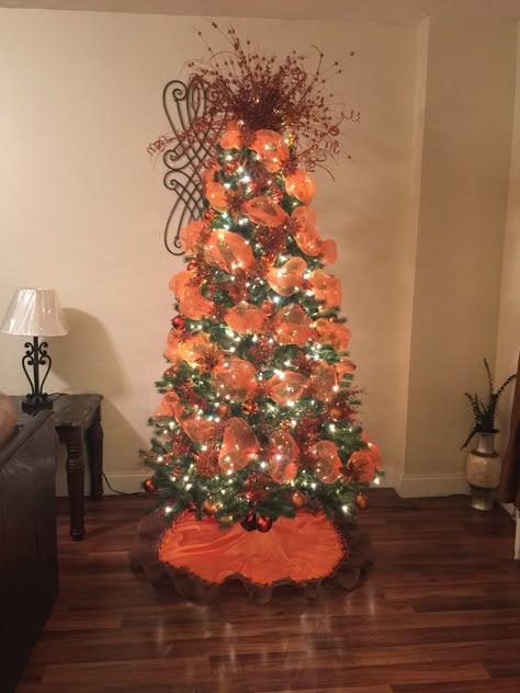 My Christmas tree decoration 2016. Burnt orange and brown color theme. Orange And White Christmas Tree, Orange And Gold Christmas Tree, Burnt Orange Christmas Decor, Orange Christmas Tree Decorations, Burnt Orange Christmas Tree, Thanksgiving Trees, Christmas Tree Orange, Orange Christmas Decor, Orange Christmas Tree