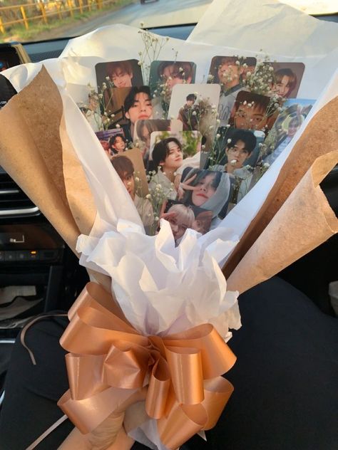 Photocard Bouquet Kpop, Bts Bouquet Ideas, K Pop Bouquet, Bts Cap Graduation, K Pop Graduation Caps, Bts Graduation Cap Ideas, Bts Bouquet, Kpop Graduation Caps, Bts Gift Ideas