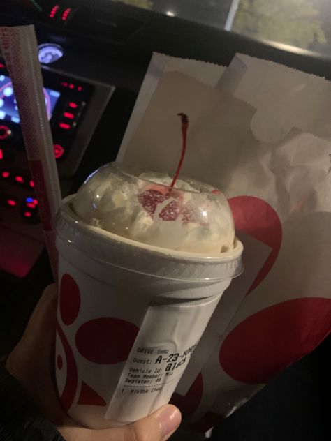 Chick Fil A Milkshake, Milk Shake Aesthetic, Chick Fil A Order, Fast Food Date, Chick Fil A Aesthetic, College Food Ideas, Fast Food Drinks, 2000s Childhood, Dates Ideas