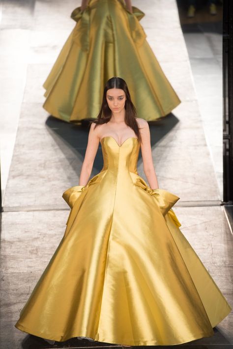 14 Runway Gowns So Exquisite, They Might as Well Be Disney Couture Short Princess Dress, Dress Gala, Classy Skirts, Runway Gowns, Casual Attire For Women, Disney Princess Fashion, Disney Couture, Paris Haute Couture, Exquisite Gowns