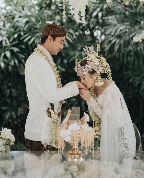 The Wedding of Salshabilla Adriani and Ibrahim Risyad 💕 SAH di tanggal cantik 7.7! Wishing you a lifetime of happiness together and a love that grows stronger with each passing day. Congratulations lovebirds! 🕊️✨ Wedding Planner and Organizer by @kremaya.organizer Venue by @ayanajakarta Decoration by @aryagatirooms Attire by @svarna_byikatindonesia @didietmaulana MUA by @rhay_david @vatirrachman Wedding Rings & Jewelry Accessories by @franknco_id Photo & Video by @morden.co @samuelrustandy... Pose Foto Pernikahan, Foto Akad, Pose Pengantin, Moodboard Wedding, Pre Wedding Photoshoot Outfit, Foto Wedding, Bridal Robe, Hand Bouquet, Wedding Photos Poses