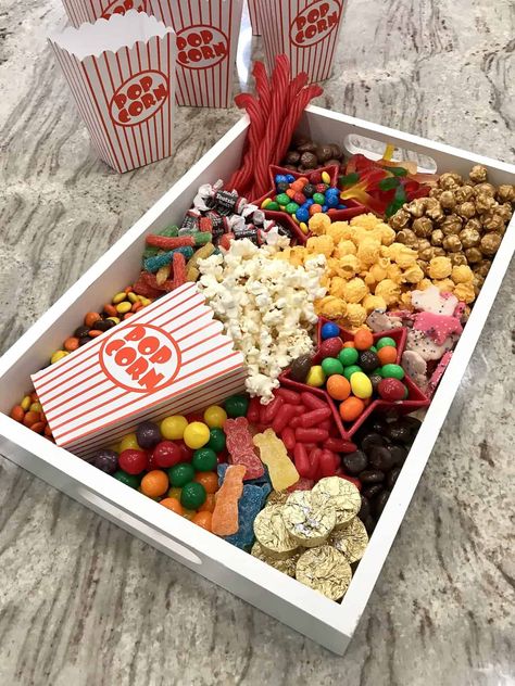 Popcorn Board, Movie Night Birthday Party Ideas, Caramel Corn Easy, Movie Night Birthday, Sleepover Snacks, Board Night, Night Birthday Party, Movie Night Food, Movie Night Popcorn