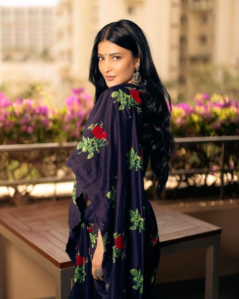 Shruti Hassan Saree, Shruti Hasan, Shruti Haasan, Hindi Actress, Shruti Hassan, Bollywood Cinema, Bollywood Photos, Beautiful Red Hair, Best Pose For Photoshoot