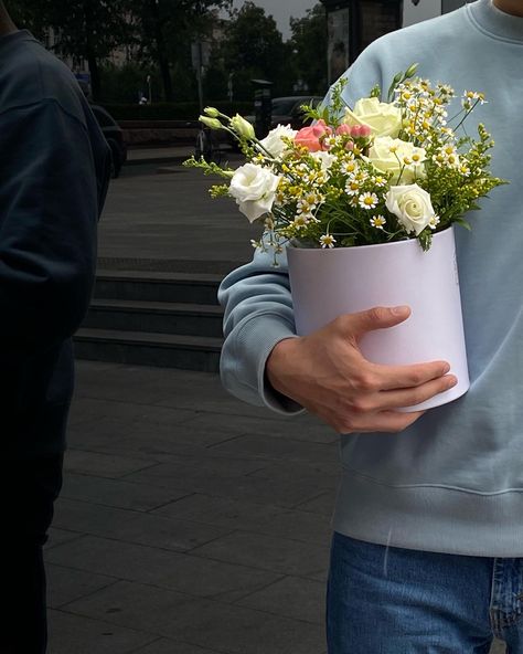 Man holding flowers Man Holding Flowers, Received Flowers, Gold Lotus, Holding Flowers, Rich People, Friends In Love, Lotus, Photo And Video, Instagram Photos