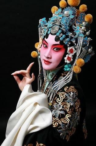 Beijing opera - full dressed woman. Beijing Opera, Peking Opera, Chinese Opera, A Night At The Opera, Dragon Dance, We Are The World, Ancient China, People Of The World, Chinese Culture