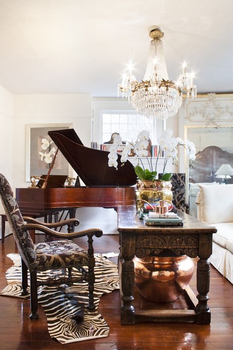 Baby Grand Piano In Small Space, Piano Rooms, Design Vignettes, Grand Piano Room, Small Piano, Piano Room Decor, Decorating With Antique Furniture, Piano Living Rooms, Apartment Rugs