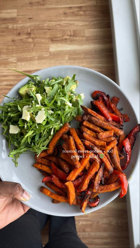 Meal With Sweet Potato Fries, Healthy Lunch Inspiration, Vegan Dinner Aesthetic, Sweet Potato Fries Dinner, Sweet Potato Fries Meal, Lunch Inspo Healthy, Healthy Lunch Vegetarian, Healthy Dinner Aesthetic, Healthy Dinner Vegetarian