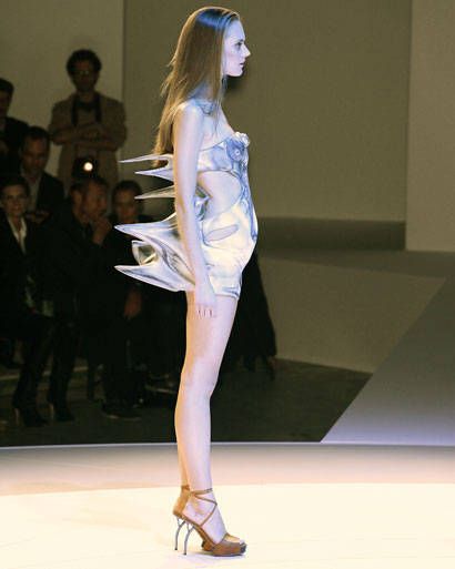 Space Fashion Futuristic, Structured Fashion, Hussein Chalayan, Space Fashion, Sci Fi Fashion, Futuristic Fashion, Dance Fashion, Out Of This World, Covet Fashion