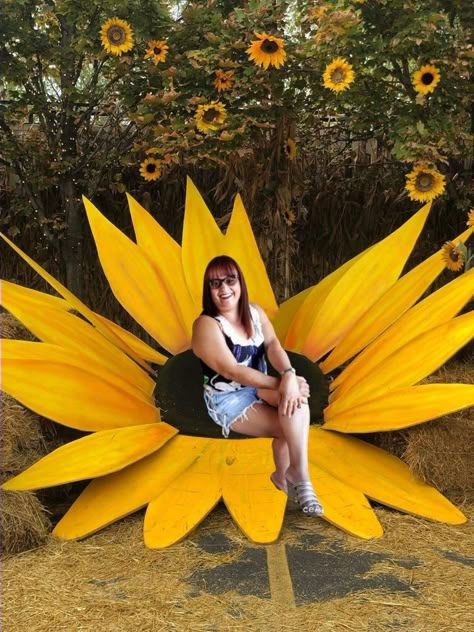 Diy Giant Sunflower, Sunflower Festival, Front Porch Summer, Porch Decorating Summer, Decorating Ideas For Front Porch, Ideas For Front Porch, Summer Mantle, Summer Mantle Decor, Butterfly Theme