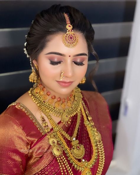 Reception Makeup Look Bride Indian, Traditional Jade Hairstyle, Tamil Bride Makeup Look, Maharashtrian Bridal Makeup, South Indian Bride Look Makeup, Reception Bridal Makeup, Subtle South Indian Bridal Makeup, Natural Makeup For Indian Wedding, South Indian Bride Eye Makeup