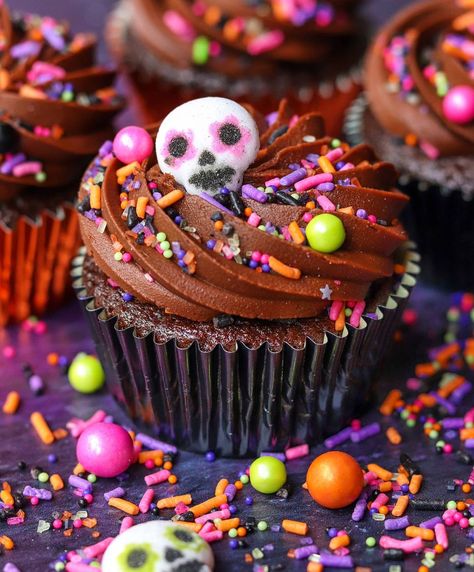 Mud Cupcakes, Chilli Chocolate, Skull Cupcakes, Halloween Cupcakes Decoration, Halloween Sprinkles, Halloween Treats For Kids, Holiday Aesthetic, Halloween Cupcake, Halloween Sweets