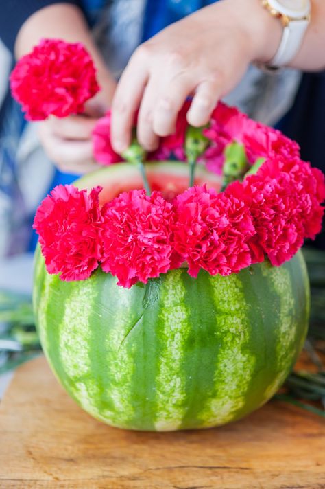 DIY Watermelon Flower Centerpiece by @cydconverse Watermelon Centerpiece, Baby Shower Watermelon, Diy Summer Decor, Watermelon Flower, Watermelon Birthday Parties, Mexican Party Decorations, Watermelon Baby, Watermelon Decor, Watermelon Party