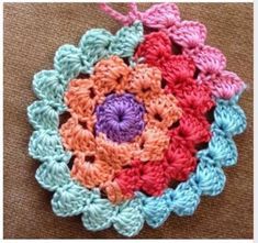 Does anyone know this pattern Trendy Crochet Patterns, Crochet Shell Stitch, Crocheted Flowers, Crochet Blocks, Trendy Crochet, Crochet Circles, Crochet Square Patterns, Crochet Motifs, Crochet Stitches Tutorial