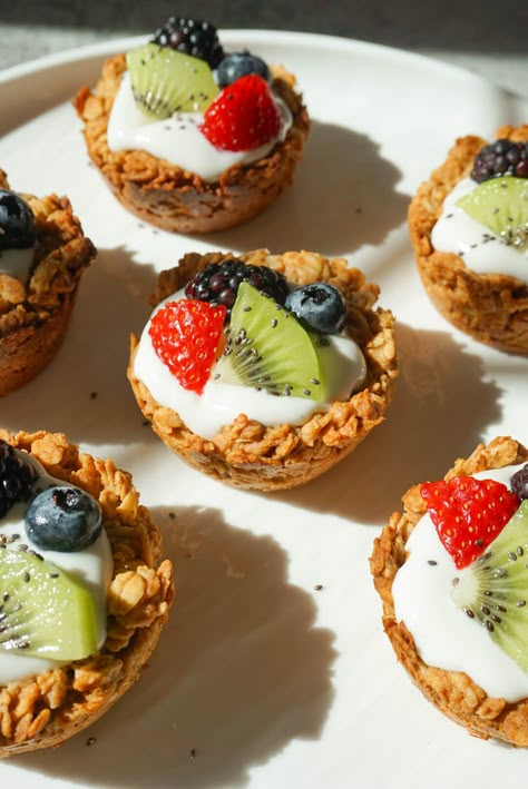 Granola Yogurt Cups Mini Granola Cups, Granola Cups, Granola Fruit Cups, Granola Yogurt Cups, Granola And Greek Yogurt, Fruit And Yogurt Granola Cups, How To Make Granola, Sweet Appetizer, Yogurt Granola Fruit Bowl