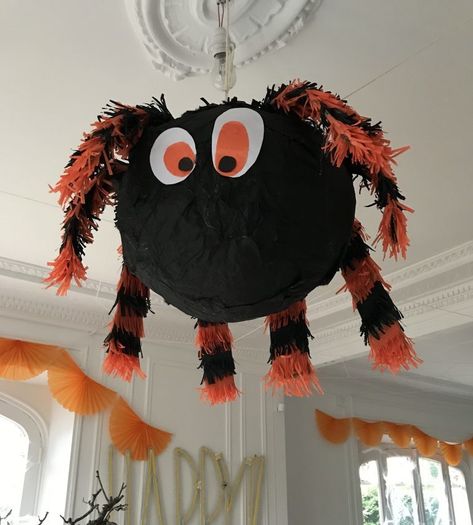 Are you throwing a Halloween party for kids or families this year? Make one of these 20 DIY Halloween pinatas for your guests. Halloween Piñatas, Halloween Party For Kids, Buffet Halloween, Halloween Pinata, Witches Halloween Party, Piñata Ideas, Diy Pinata, 2023 Halloween, Halloween Time