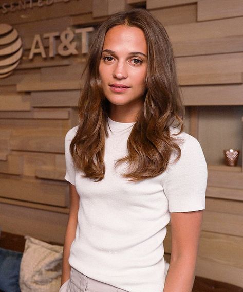 Alicia Vikander Hair, Alicia Vikander Style, Laura Vandervoort, Celebrity Style Icons, Elsa Pataky, Chic Makeup, Alicia Vikander, Lob Haircut, Jennifer Morrison