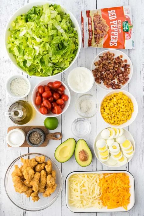 Say goodbye to the drive-thru and hello to homemade goodness with this delicious copycat Chick-fil-a cobb salad recipe made with popcorn chicken, crispy bacon, and a creamy avocado dressing. Chick Fil A Salad Recipe, Crispy Chicken Salads, Creamy Avocado Dressing, Copycat Chick Fil A, Cobb Salad Recipe, Alkaline Diet Recipes, Buddha Bowls Recipe, Chicken Crispy, Clean Eating Lunch